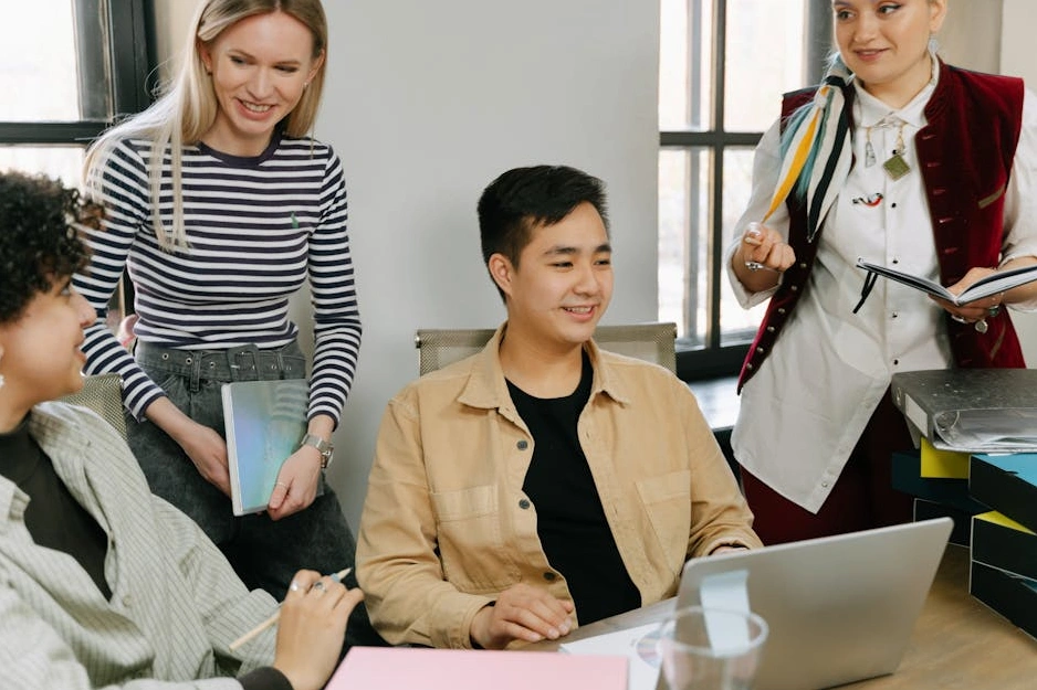 Zróżnicowany zespół kreatywny podczas burzy mózgów w nowoczesnym biurze